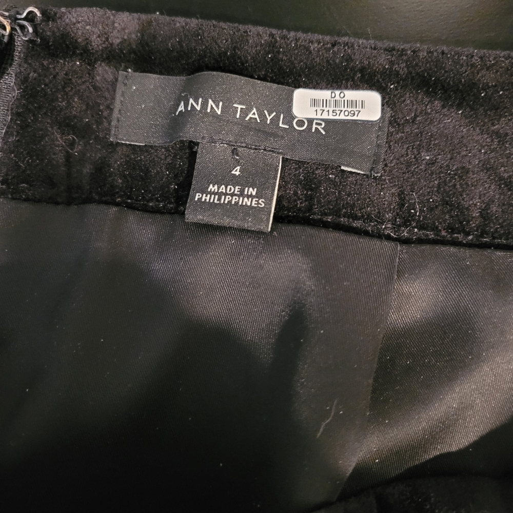 Ann Taylor Fully Lined Black Velvety Mini Skirt Size 4 - Picture 4 of 7